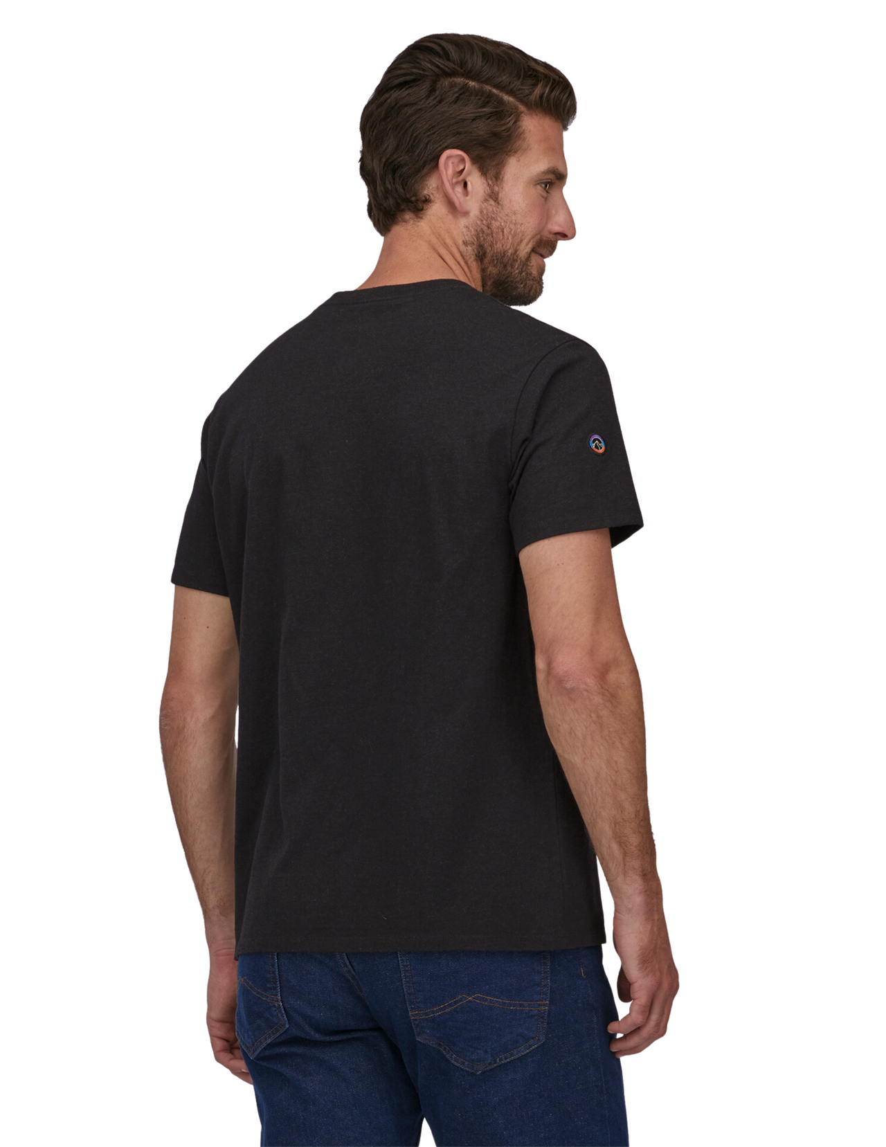 T-Shirt Patagonia Fitz Roy Icon Responsibiliti-Tee® Manches Courtes Homme Ink Black, vue portée de dos mannequin homme