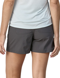 Short de Randonnée Patagonia Quandary 5" Femme Forge Grey, vue portée de dos