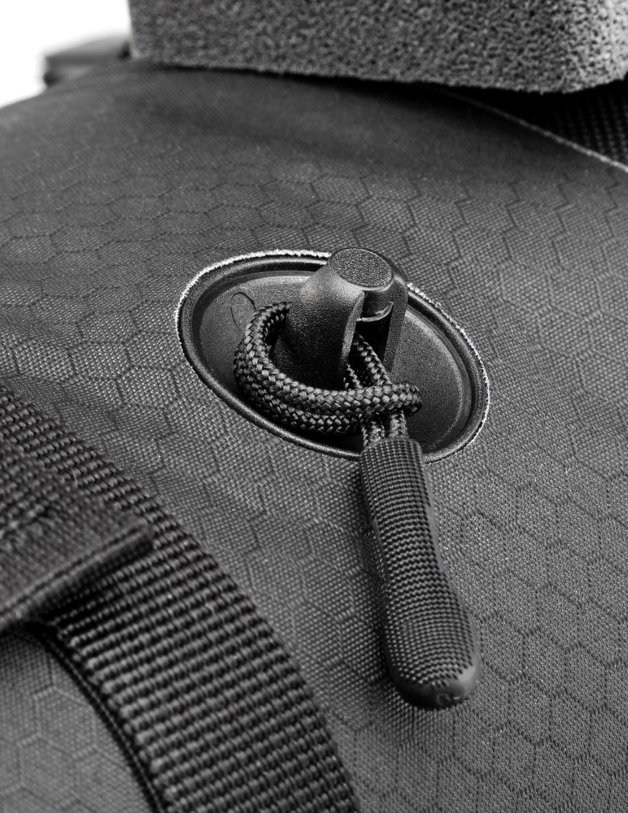 Fixation robuste de la sacoche ORTLIEB Bikepacking 9L, sangle ajustable et fermetures sécurisées