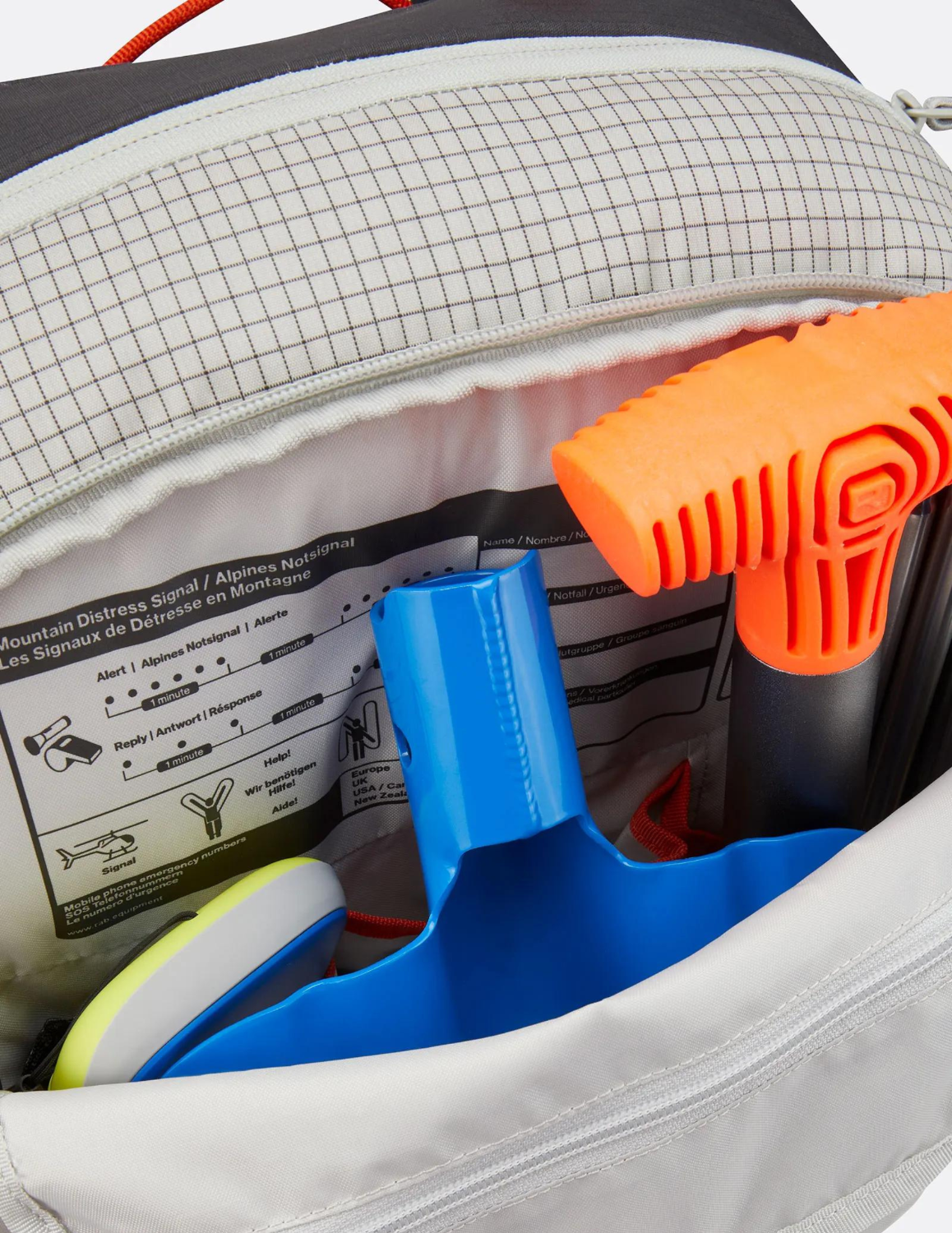 Sac à dos de ski/alpinisme RAB Khroma 30 : poche dédiée au matériel de secours facile d'accès