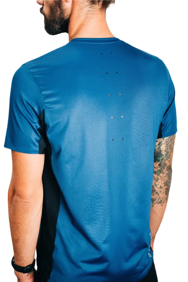 T-Shirt de Running Nosc Wild Bleu : découpes laser dans le dos