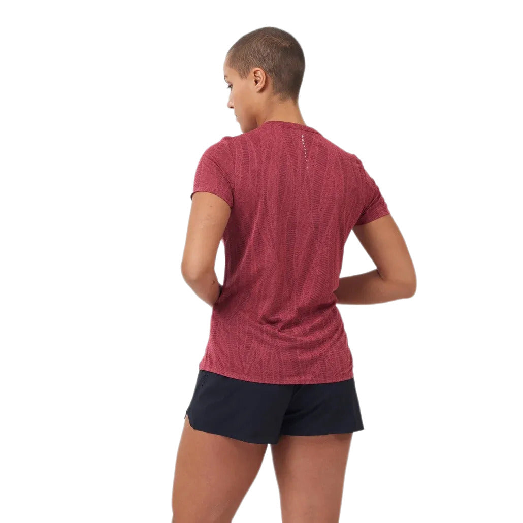 T-Shirt de Running Odlo Zeroweight Engineered Chill-Tec Manches Courtes Femme Bordeaux, porté, vue de dos