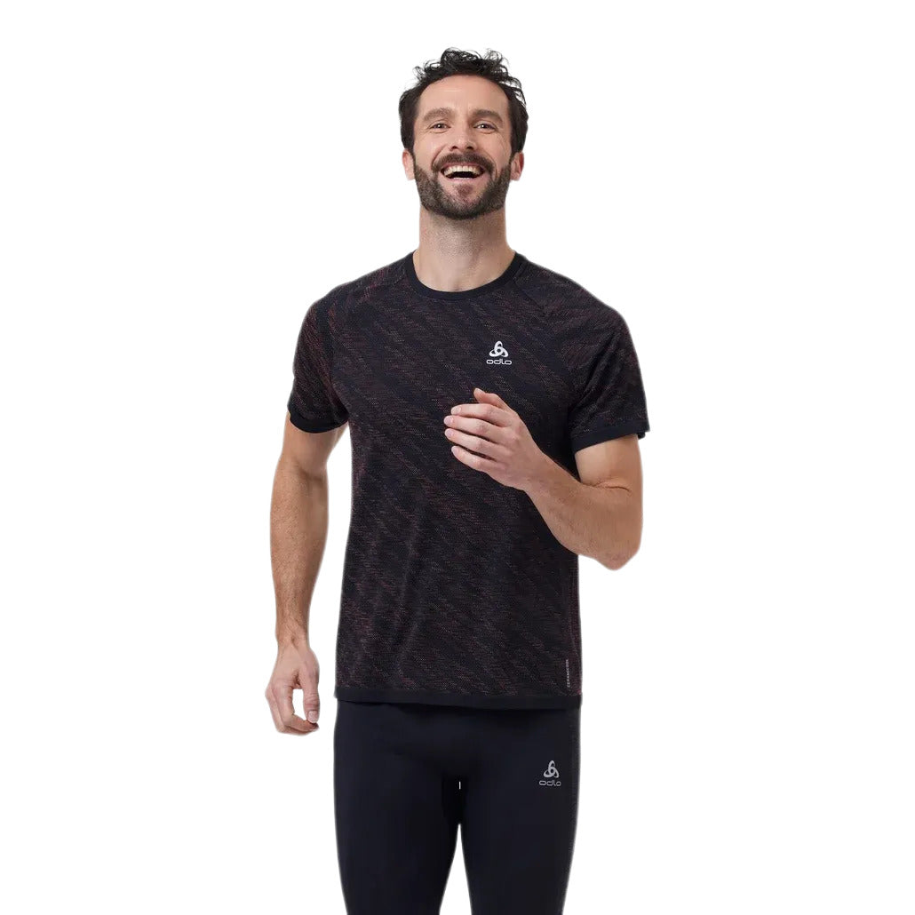 T-Shirt de Running Odlo Blackcomb Light Manches Courtes Homme Noir/Orange, porté, vue de face