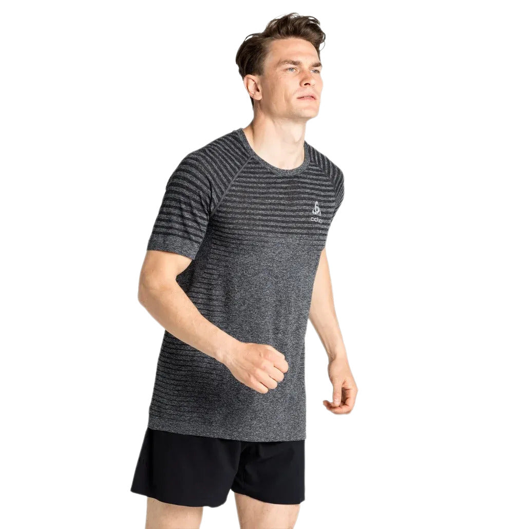 T-Shirt de Running Odlo Essential Seamlsess Manches Courtes Homme Gris, porté, vue de face