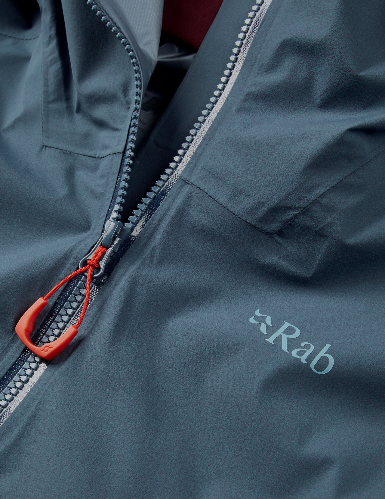 La giacca da sci khroma rab traspone la donna