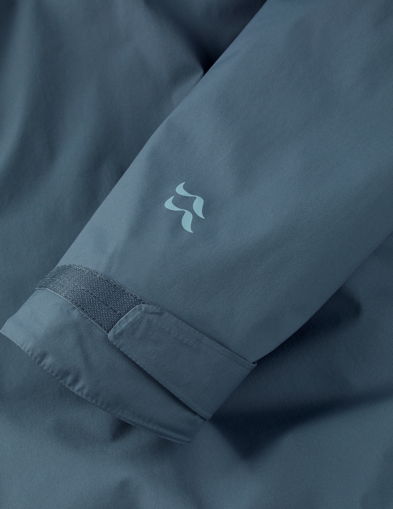 La giacca da sci khroma rab traspone la donna